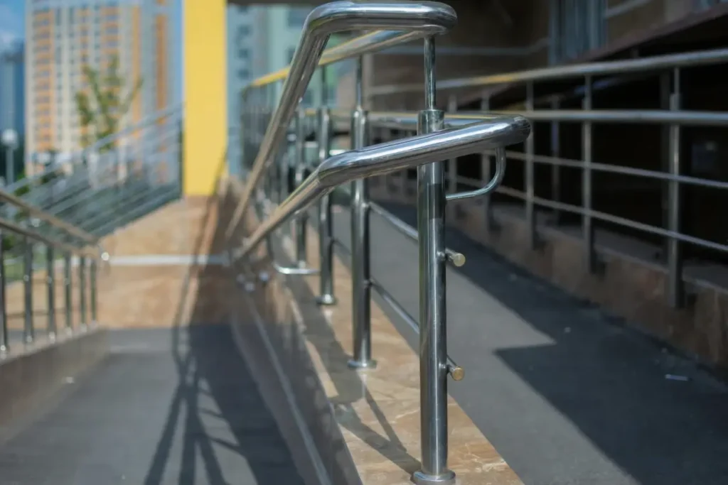 barandas de acero inoxidable en un balcón moderno