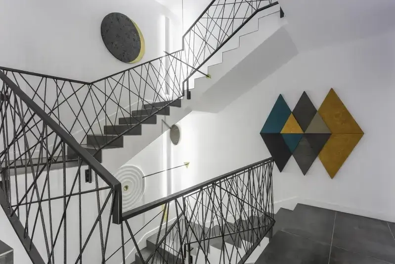 Elección de pasamanos funcionales en una escalera.