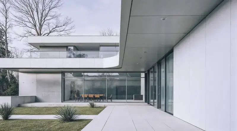 espacios exteriores con barandas de acero inoxidables