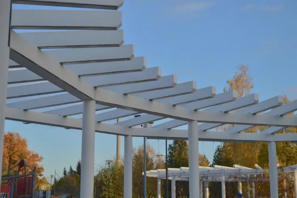 Diseños ornamentales en un jardín elegante.