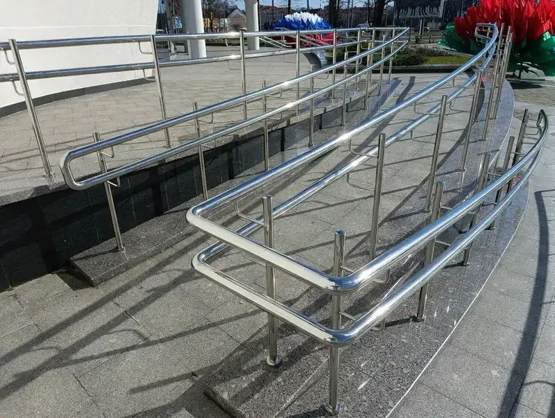 Pasamanos modernos de diseño elegante en una escalera contemporánea.