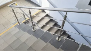 Pasamanos modernos de diseño elegante en una escalera contemporánea.