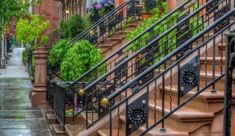 Tendencias modernas en barandillas y pasamanos con iluminación LED.